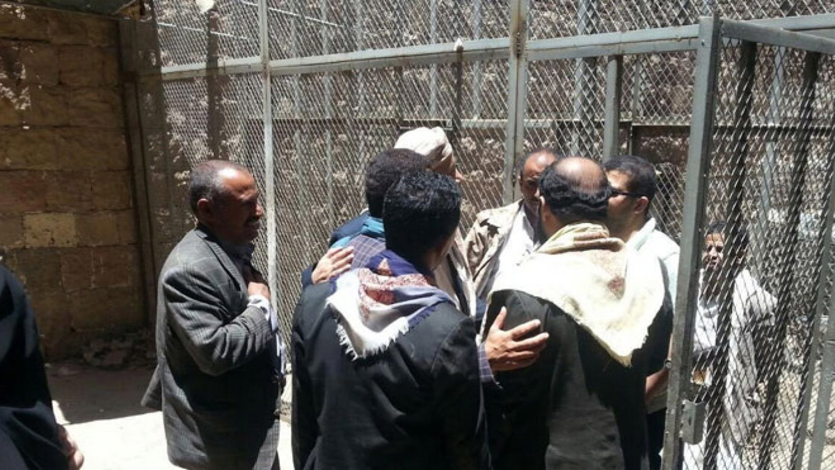 اليمن.. سجون الحوثي تحرم المختطفين من الطعام والدواء وسط اشتباه بإصابة بعضهم بـ"كورونا"