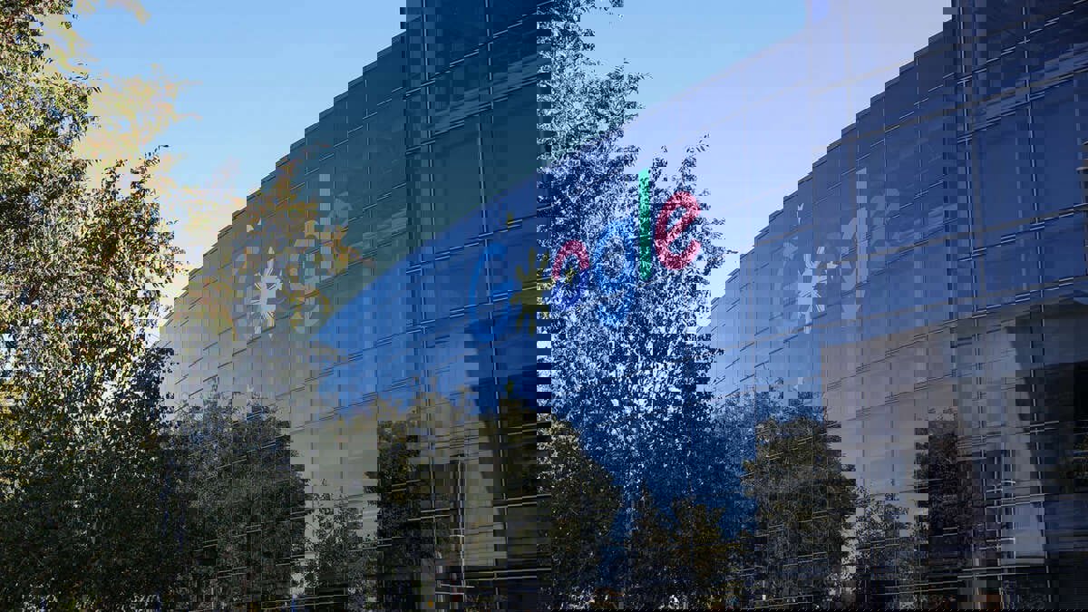 جوجل تكشف عن برنامج تجسس يخترق هواتف أبل ونظام أندرويد