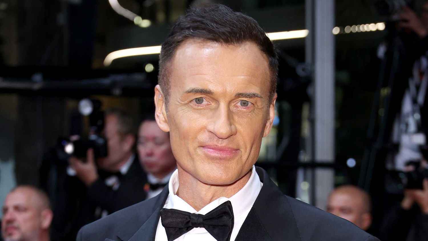 رحيل الممثل جوليان ماكماهون بعد صراع مع السرطان