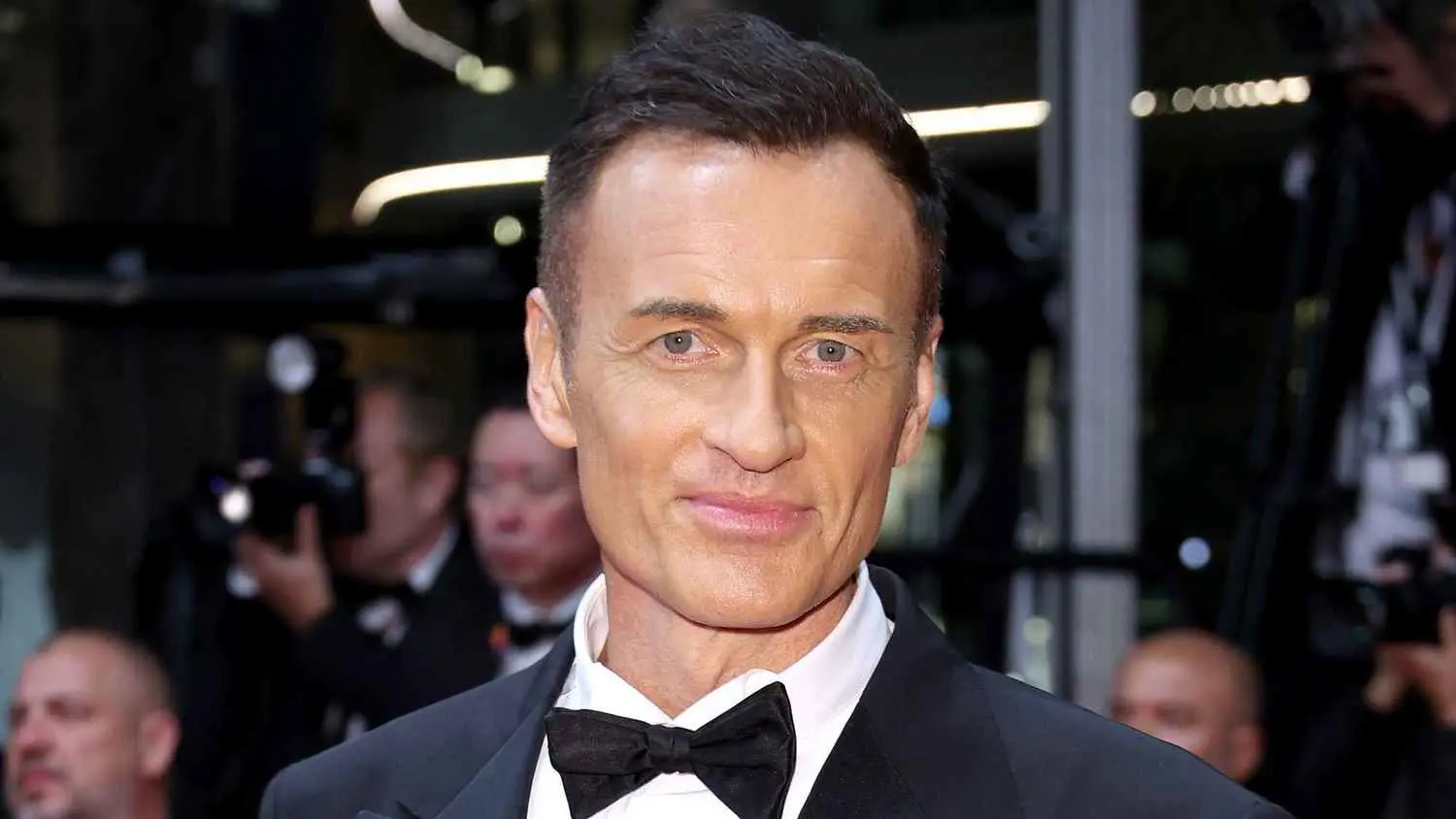 رحيل الممثل جوليان ماكماهون بعد صراع مع السرطان