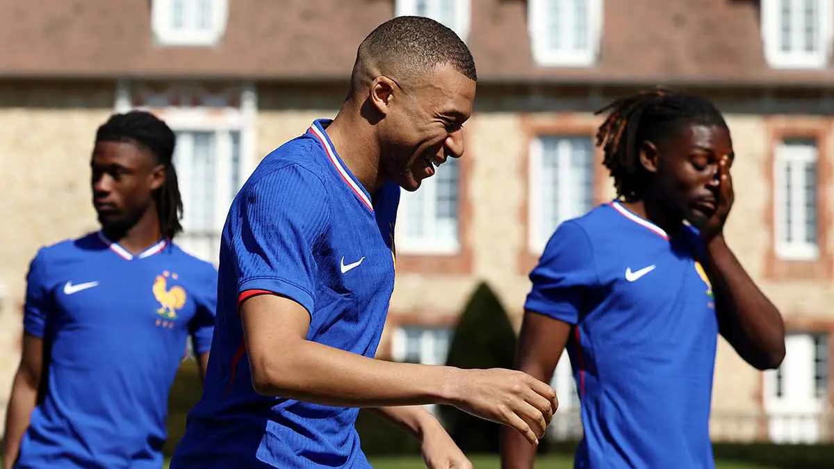 مبابي يعلق على جدل عدم فوز فينيسيوس بالكرة الذهبية