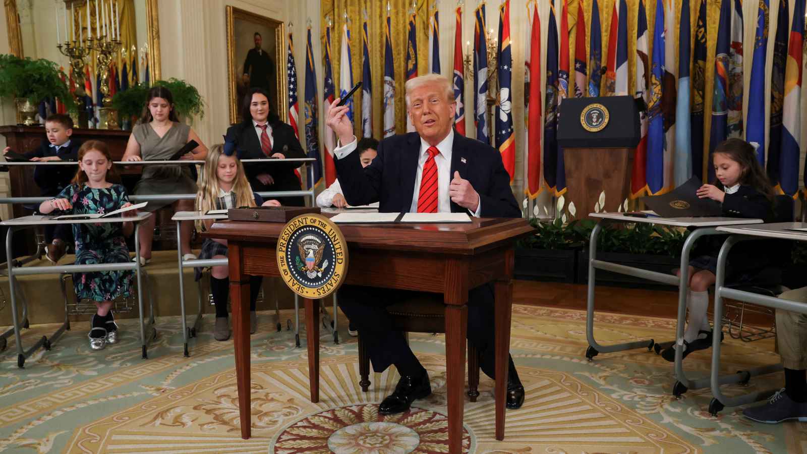 ترامب يوقع مرسومًا لإغلاق وزارة التعليم الأمريكية (فيديو)