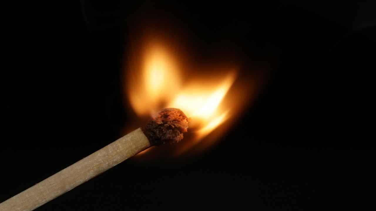 بعد اتهامها بالسحر.. شاب يحرق زوجة عمه في مصر