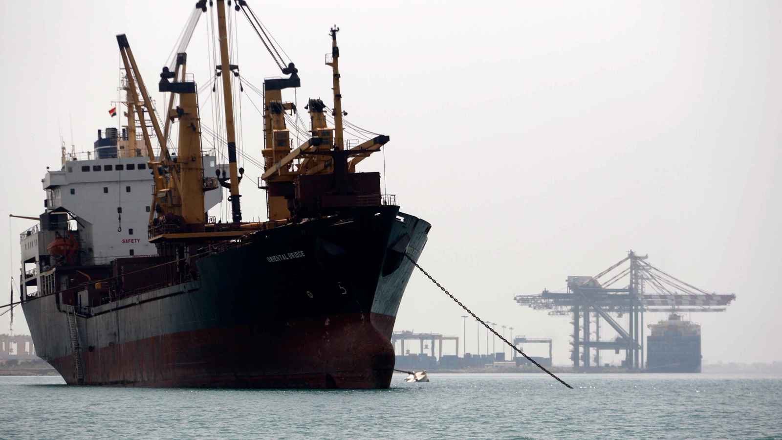 انفجارات قرب سفينة قبالة السواحل اليمنية