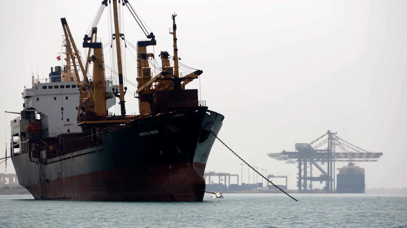 انفجارات قرب سفينة قبالة السواحل اليمنية