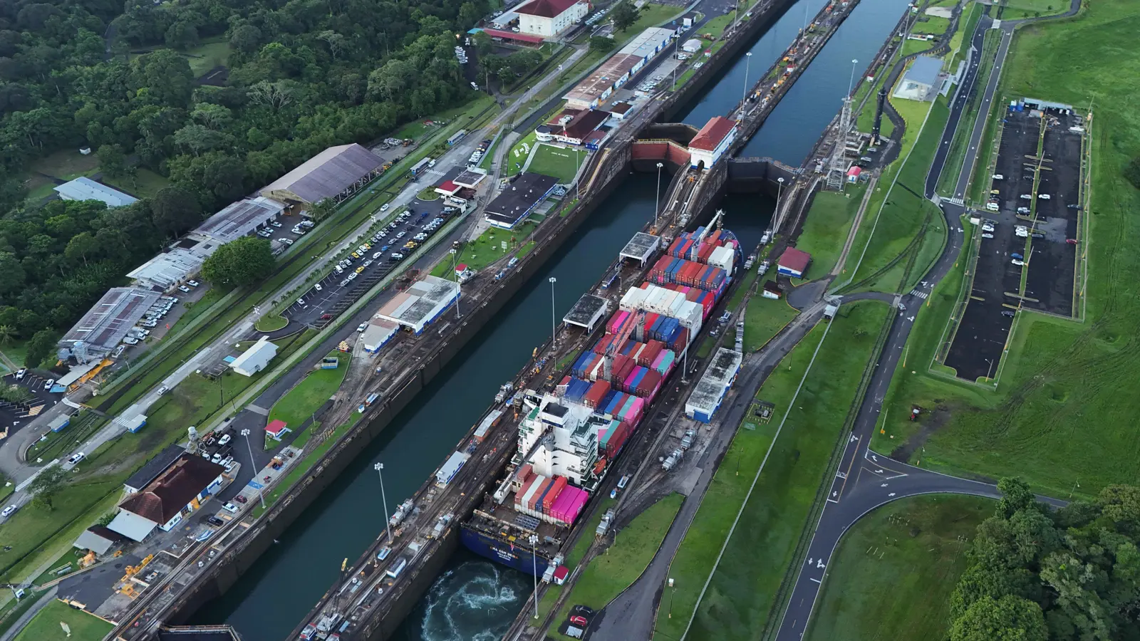 بعد تعهد ترامب.. السفن الحكومية الأمريكية تعبر قناة بنما "دون رسوم"