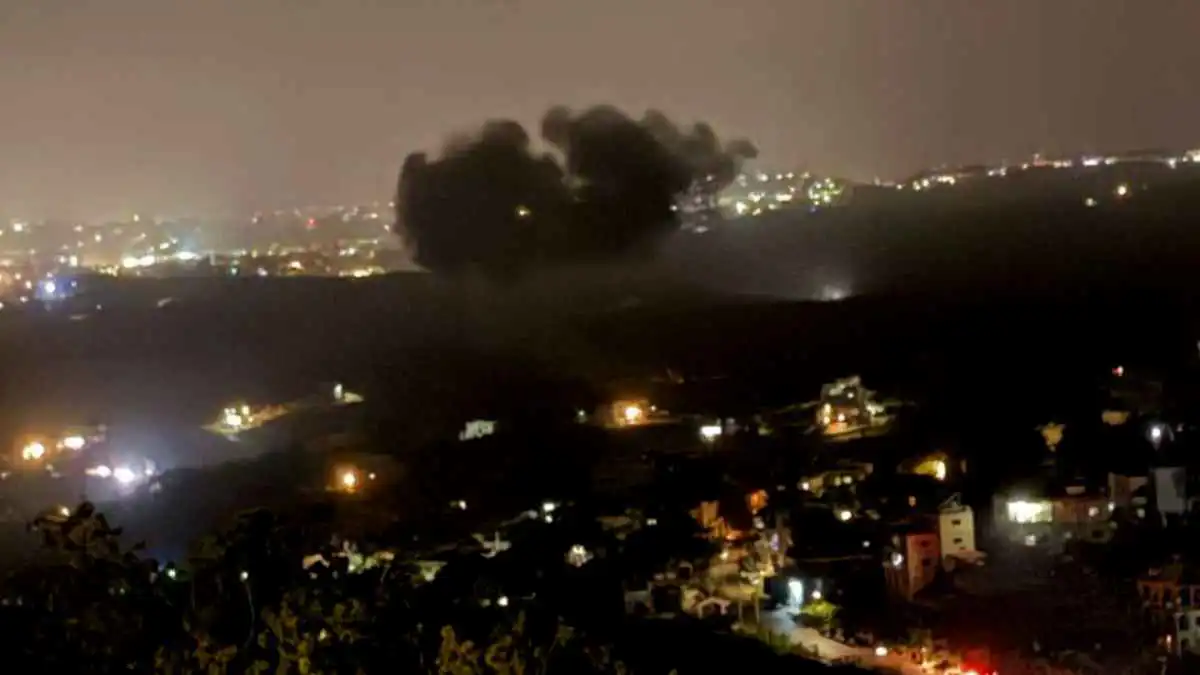 الدخان يتصاعد من إحدى المناطق المستهدفة