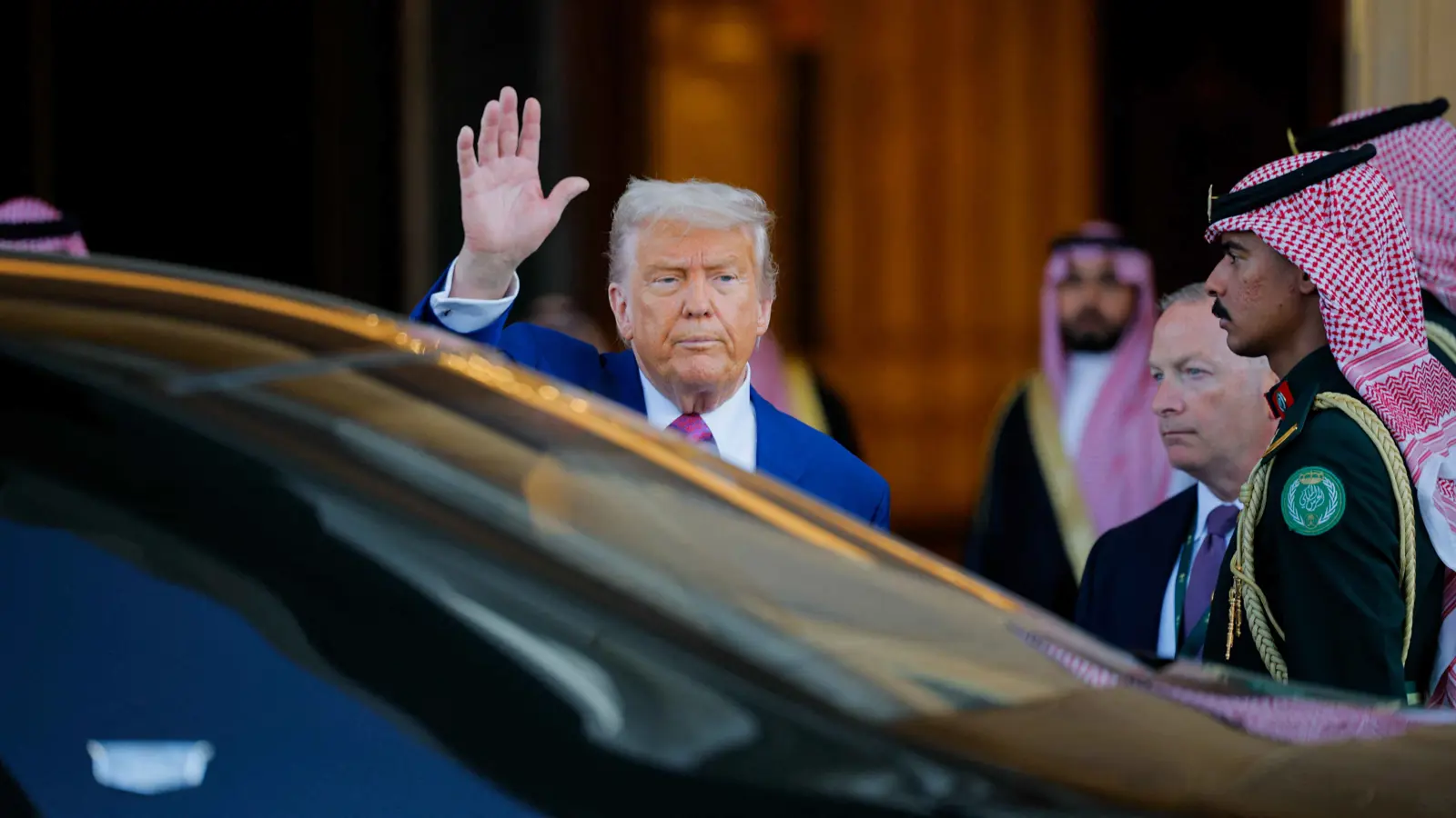 ما دلالات إعلان ترامب رفع العقوبات الأمريكية عن سوريا؟