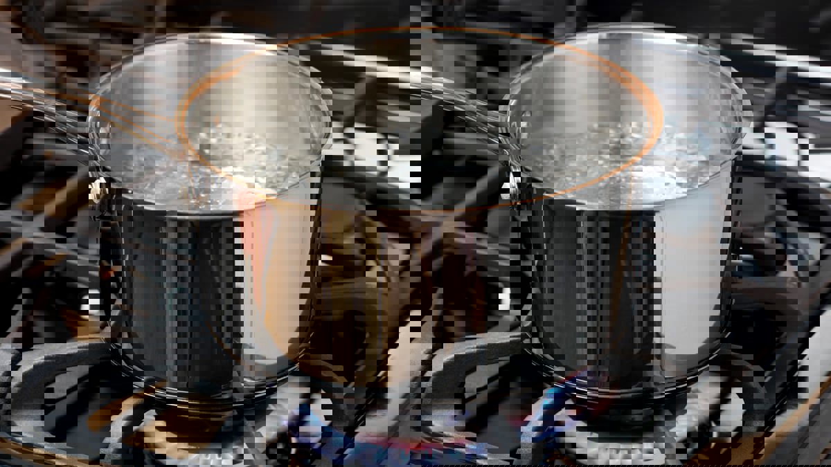 امرأة غاضبة تلقي الماء المغلي في وجه رجل مازحها