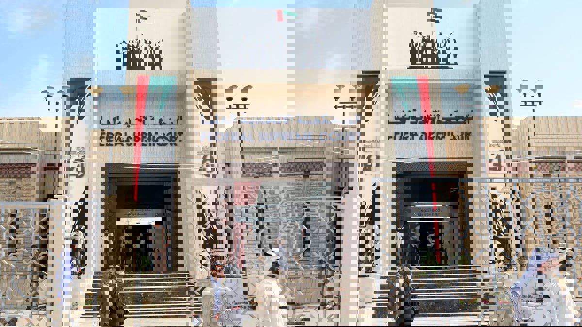 الإمارات.. شطب محام بعد استيلائه على نسبة من "أموال موكله"