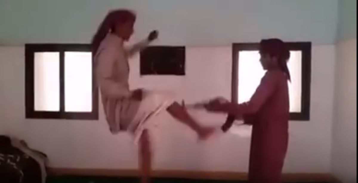 بالفيديو.. مراهقان سعوديان يطلقان نيران الكلاشينكوف بقدميهما