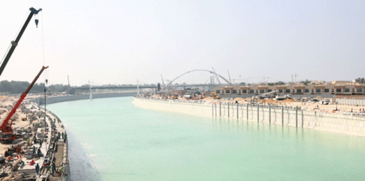 في حدث تاريخي.. بدء ضخ المياه في قناة دبي المائية (فيديو وصور)