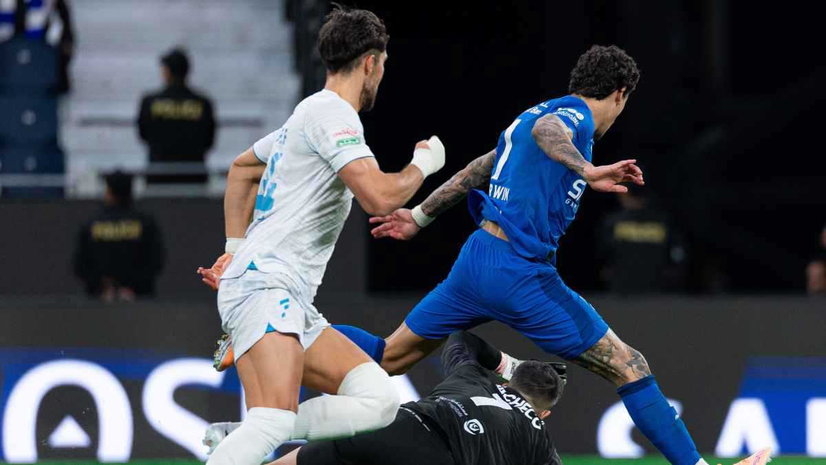 ضربة جزاء غير صحيحة لنادي الهلال.. 4 خبراء تحكيم يصدمون حكم مباراة الفتح