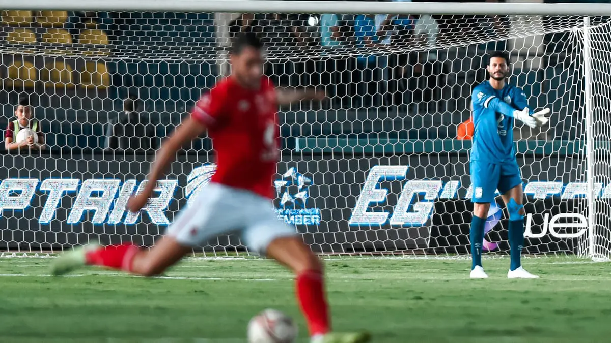 الإصابة تُجبر محمد الشناوي على الخروج من مباراة الأهلي والمقاصة (فيديو)