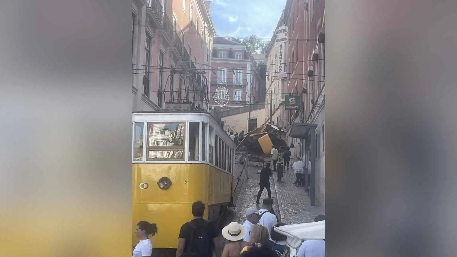 لشبونة.. مصرع 15 شخصا إثر خروج عربة قطار عن مسارها (فيديو)