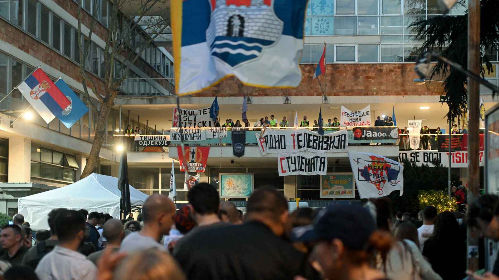 "لوموند": فوتشيتش يحكم قبضته على صربيا رغم الاحتجاجات