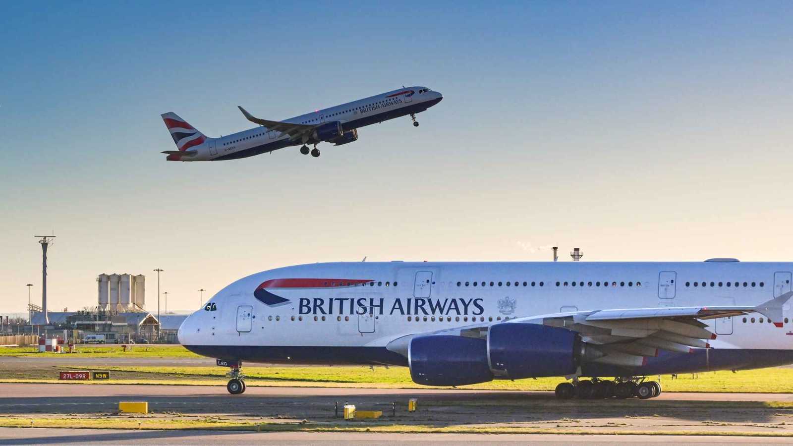 لحظة متهورة في السماء.. طيار يترك باب قمرة القيادة مفتوحًا