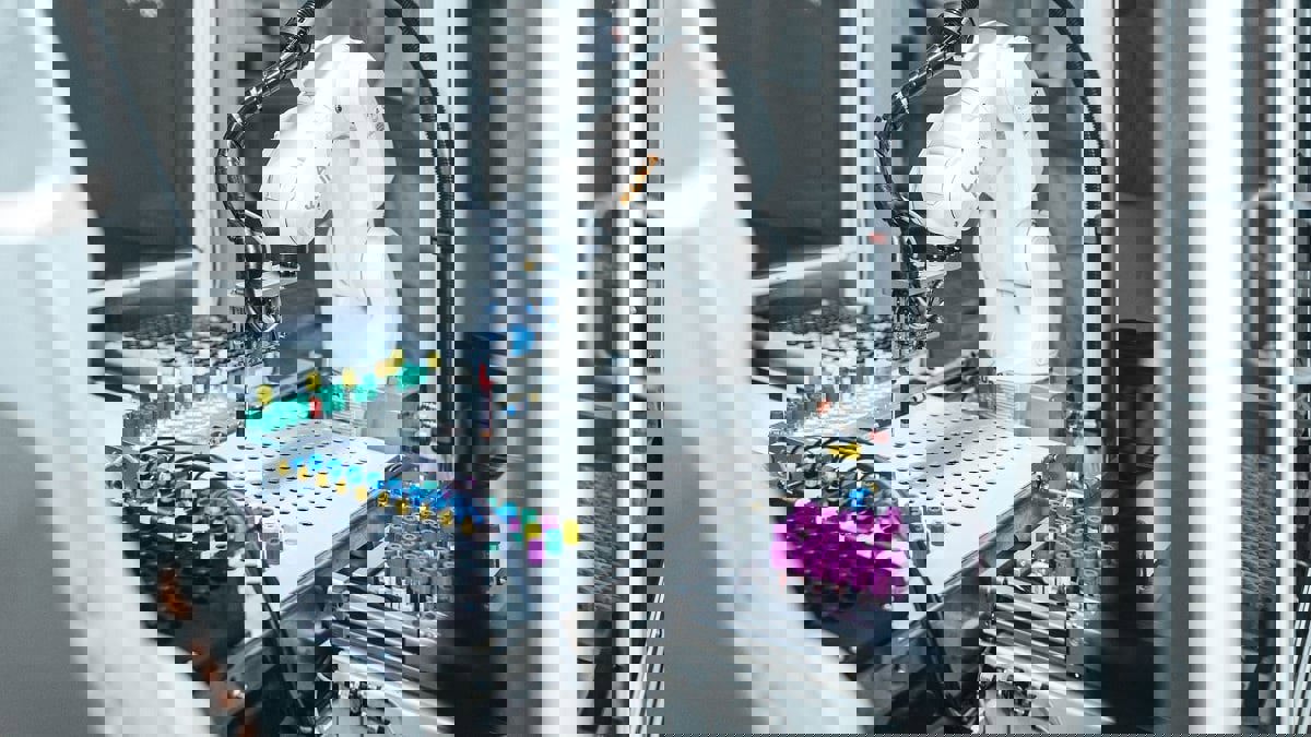 بديلا عن الأطباء .. روبوت لتصنيع سيارات يجري 100 اختبار لكورونا يوميا (فيديو)