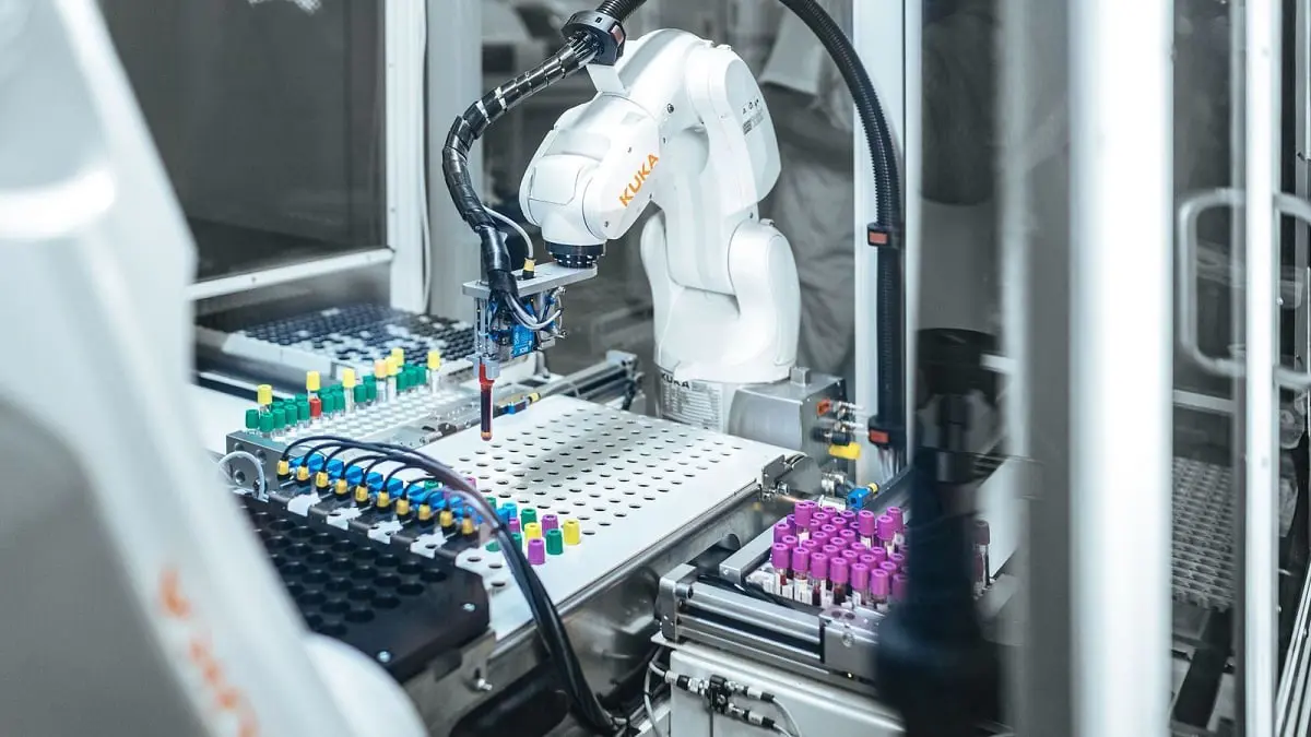 بديلا عن الأطباء .. روبوت لتصنيع سيارات يجري 100 اختبار لكورونا يوميا (فيديو)