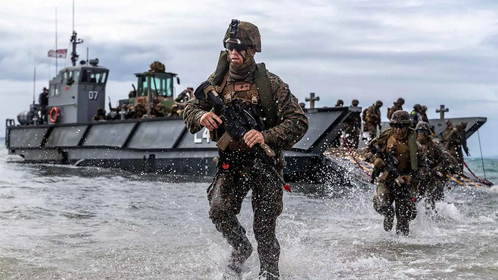 مرحلة جديدة من الحرب.. وحدة "المارينز 31" تواجه ألغام إيران في مضيق هرمز