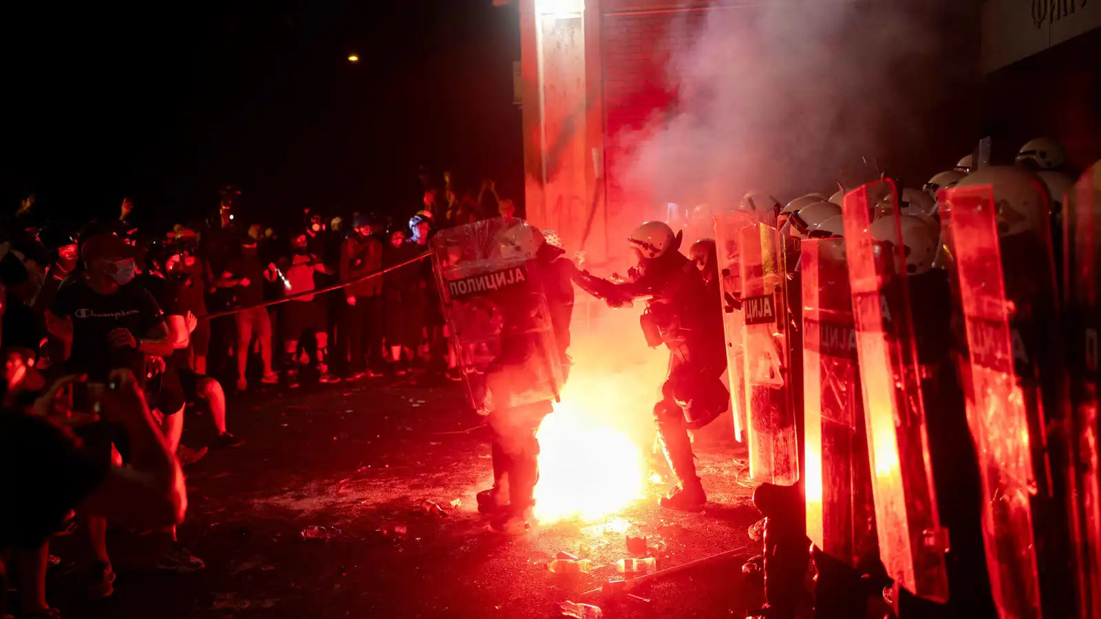 بالقنابل ومسيل الدموع.. الأمن يقمع مظاهرة ضد الرئيس في صربيا (فيديو)