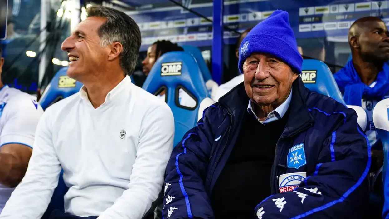 "كأنهم سيّدات".. أسطورة التدريب في فرنسا يفجر موجة غضب في مباراة توديعية (فيديو)