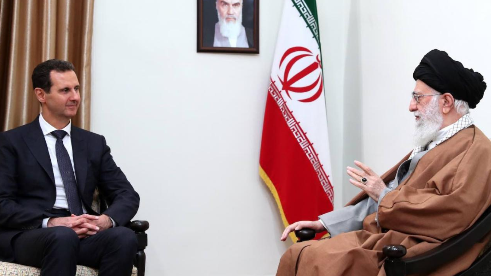 برلماني إيراني "مهاجماً الأسد": تخلى عن السلطة ولم يقاتل المعارضة