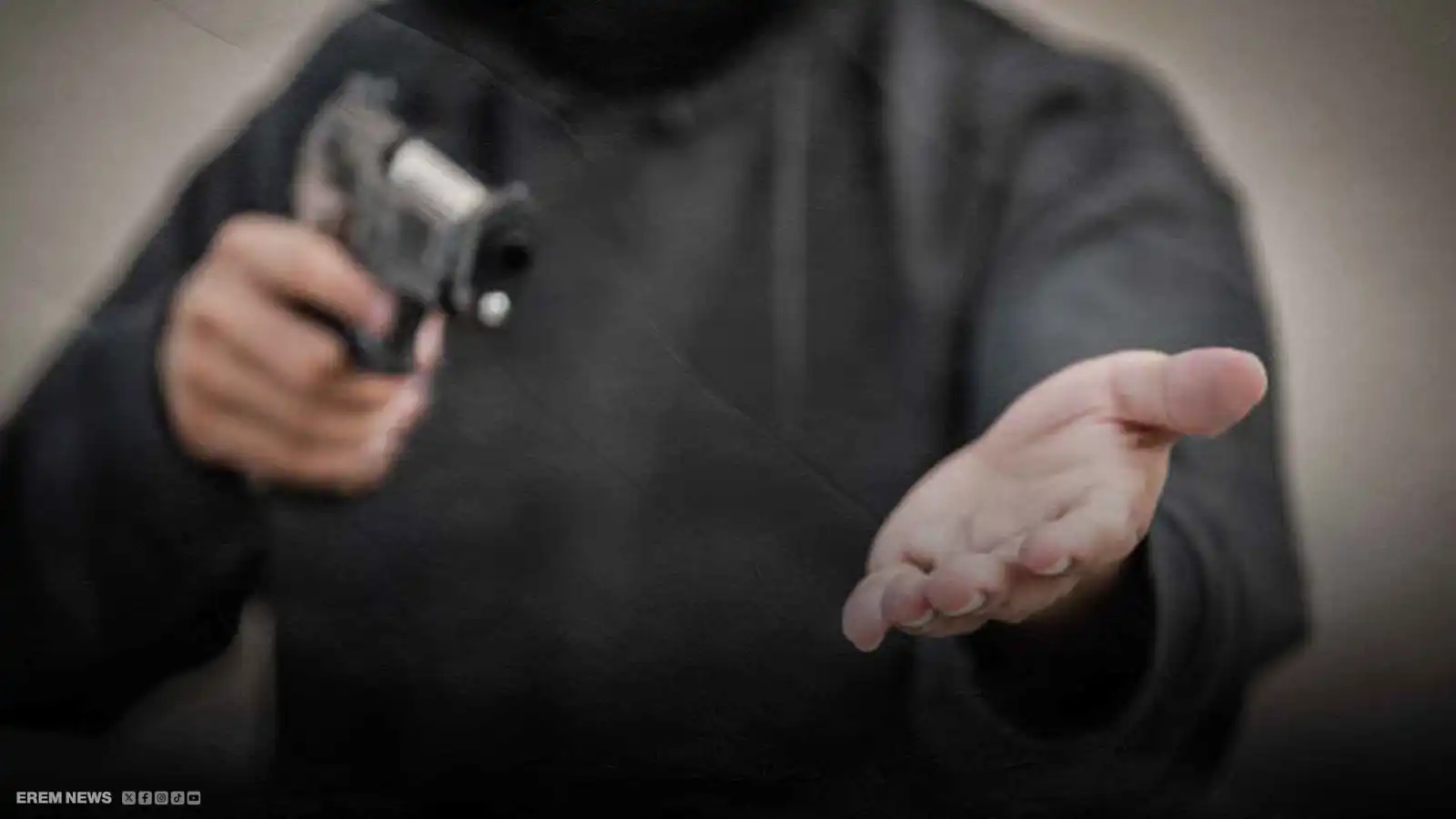 "ليس بدافع السرقة".. مسلح يقتحم صيدلية في لبنان لغرض صادم (فيديو إرم)