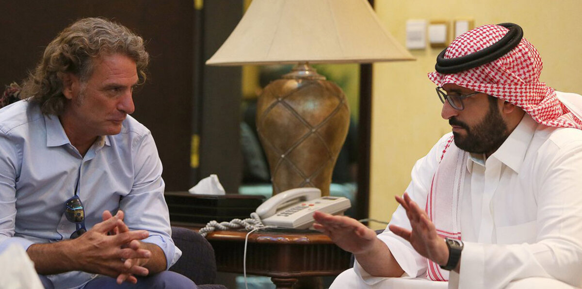 رئيس نادي النصر السعودي يوجه رسالة تحذير للاعبين في وجود كارينيو