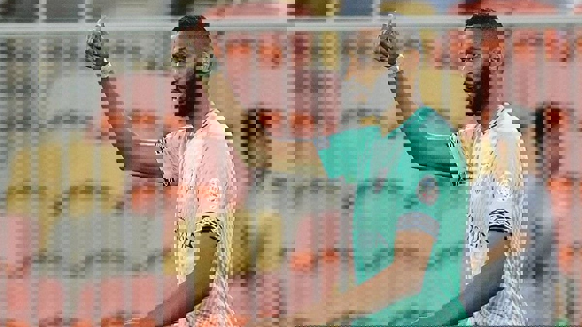 مهند عسيري نجم الأهلي السعودي يثير غضب جمهوره بسبب حديثه مع هتان باهبري وإشادته بالهلال (فيديو)