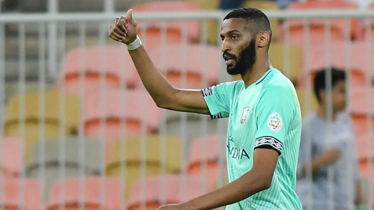 مهند عسيري نجم الأهلي السعودي يثير غضب جمهوره بسبب حديثه مع هتان باهبري وإشادته بالهلال (فيديو)