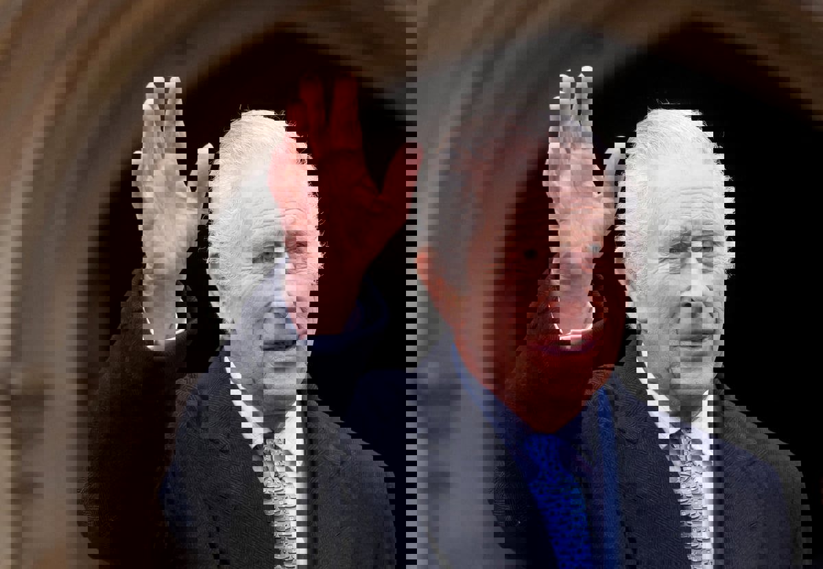 الملك تشارلز يحيي ذكرى ميلاد والدته الـ98 في الكنيسة (صور) 