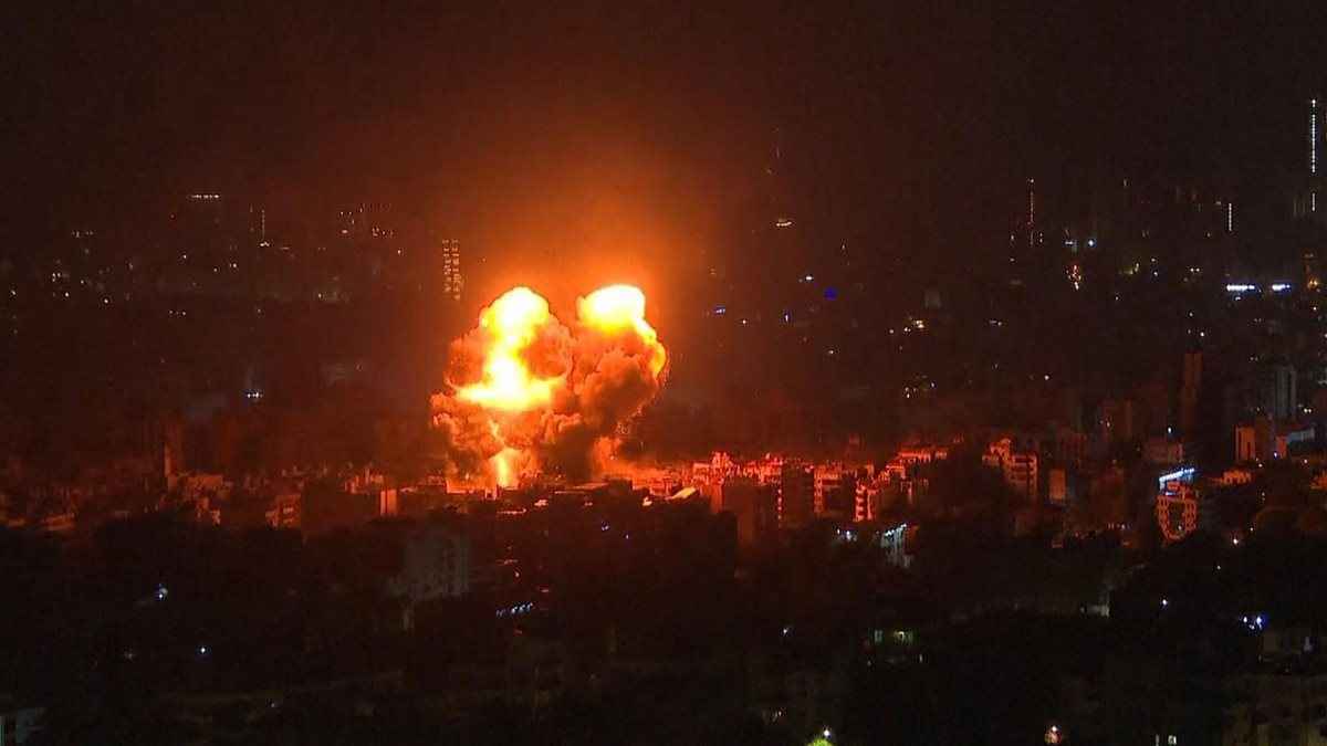 سوريا.. انفجار ضخم بمستودعات ذخيرة في ريف إدلب (فيديو)