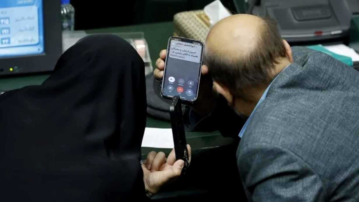 "مخاوف أمنية".. إيران تحظر الهواتف المحمولة في البرلمان