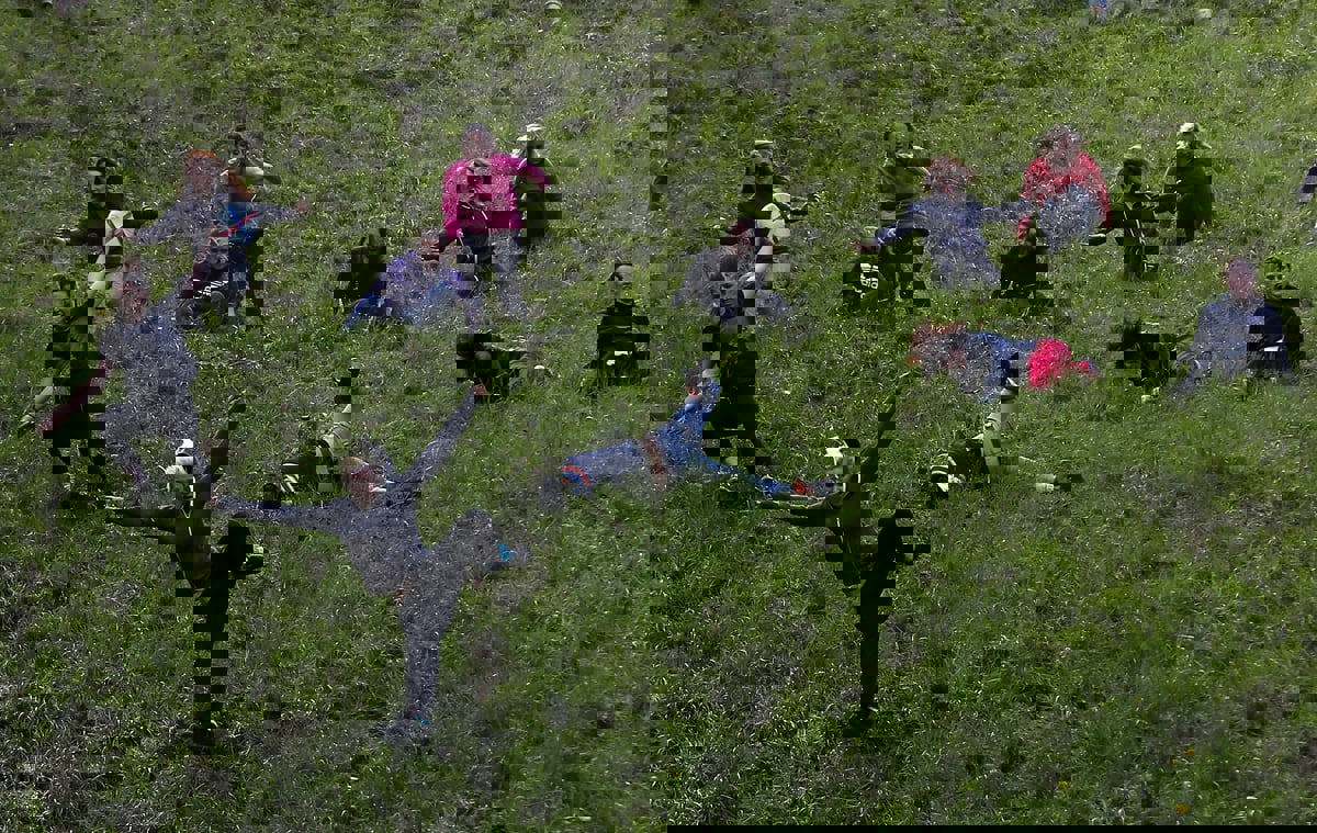 سباق سنوي "خطير" يجتذب الآلاف في بريطانيا (صور)