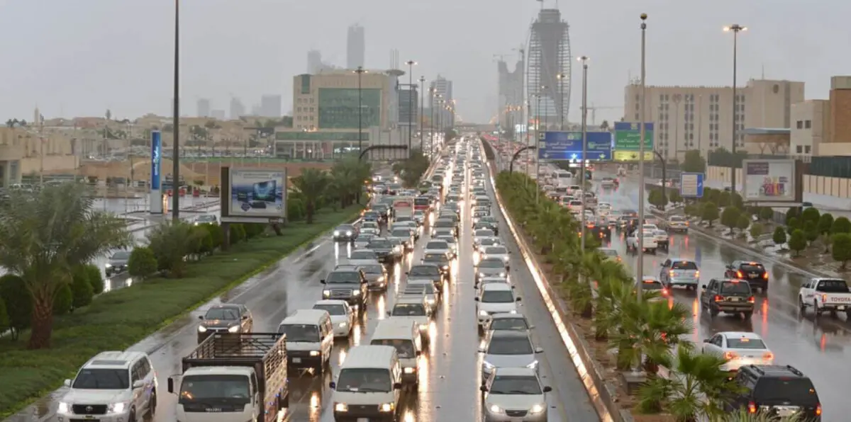 السعودية تبدأ رسميًا رصد مخالفات حزام الأمان واستخدام "الجوال"