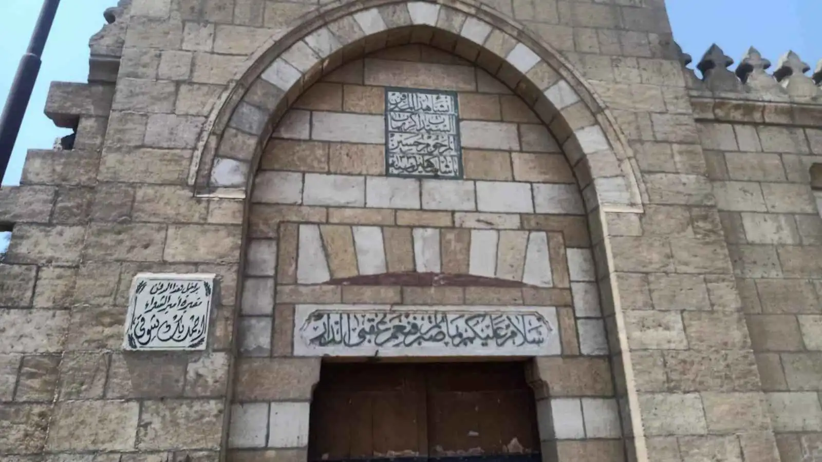 مصادر رسمية توضح حقيقة هدم مقبرة أحمد شوقي ونقل رفاته