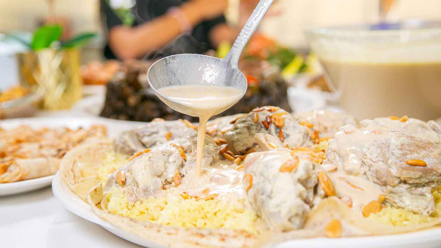 "المنسف في رمضان".. طبق تراثي أردني لا يغيب عن موائد الإفطار