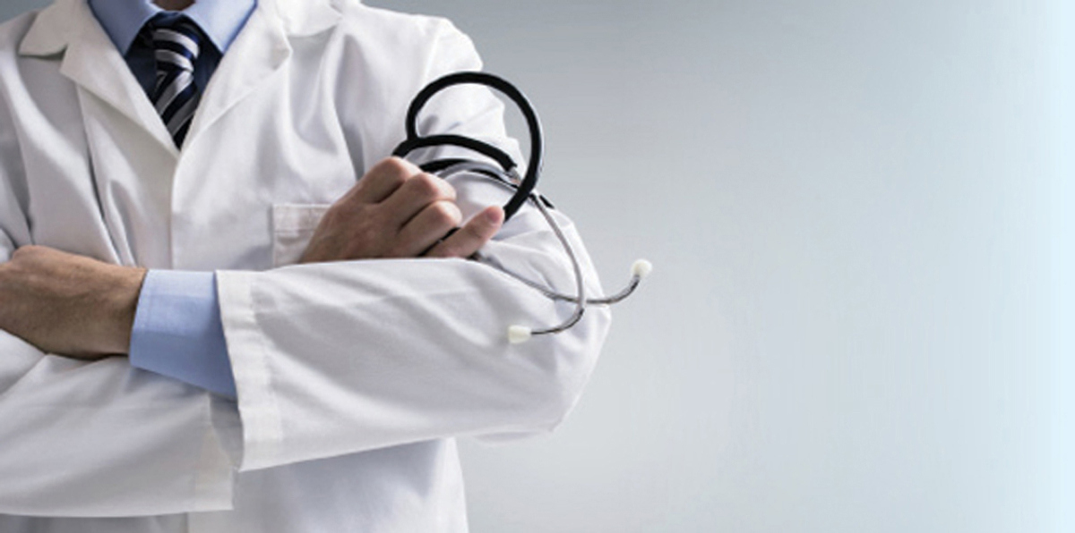 عامل نظافة بنغالي ينتحل شخصية طبيب منذ 35 عامًا في الكويت