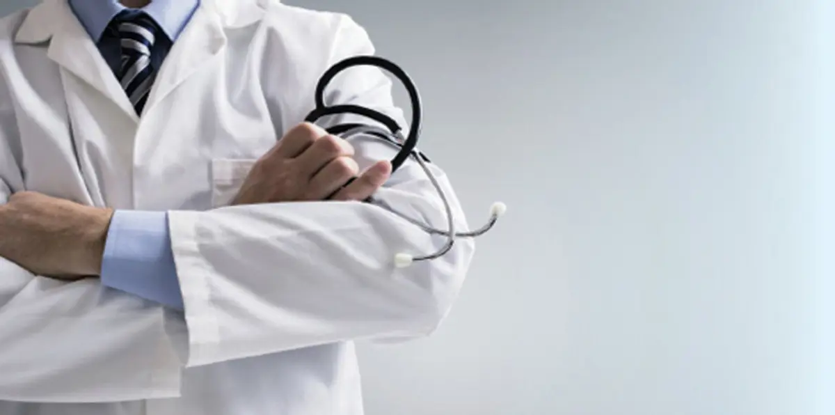 عامل نظافة بنغالي ينتحل شخصية طبيب منذ 35 عامًا في الكويت