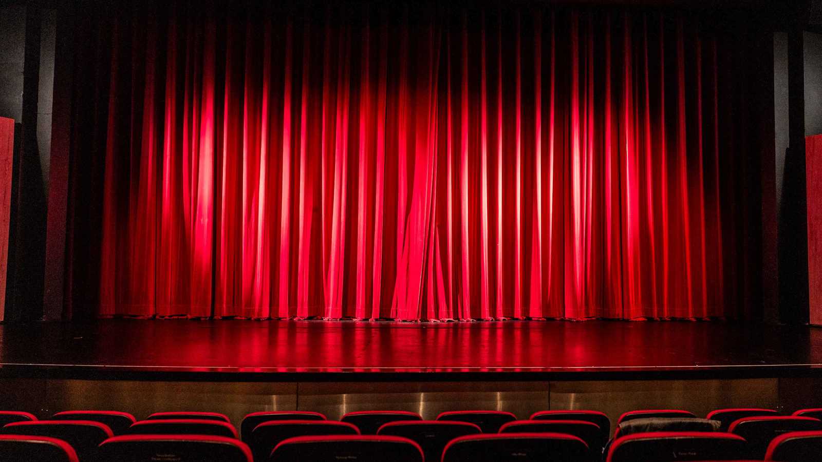 أبناء "سلمية" السورية يبدعون بأعمال المسرح رغم شحّ الإمكانات