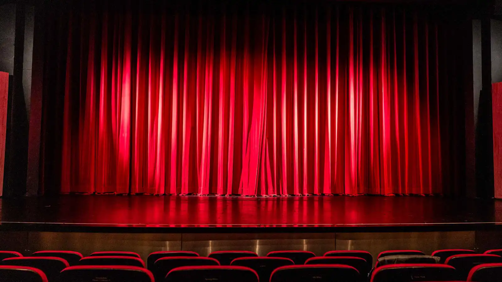 أبناء "سلمية" السورية يبدعون بأعمال المسرح رغم شحّ الإمكانات