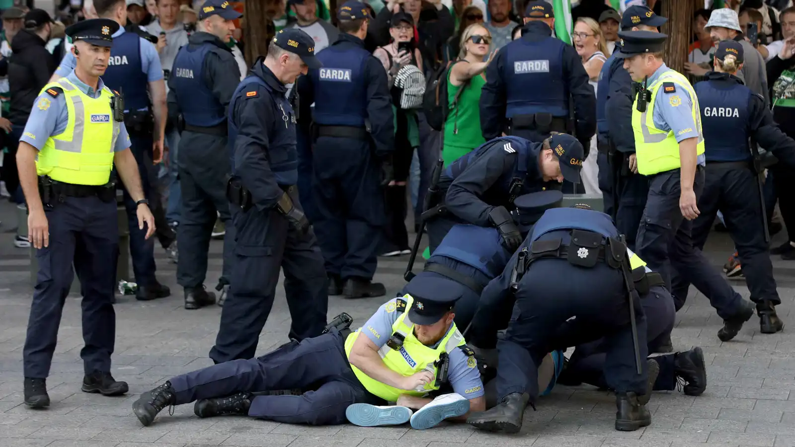 أيرلندا.. القبض على رجل حطّم طائرة أمريكية بـ"فأس"