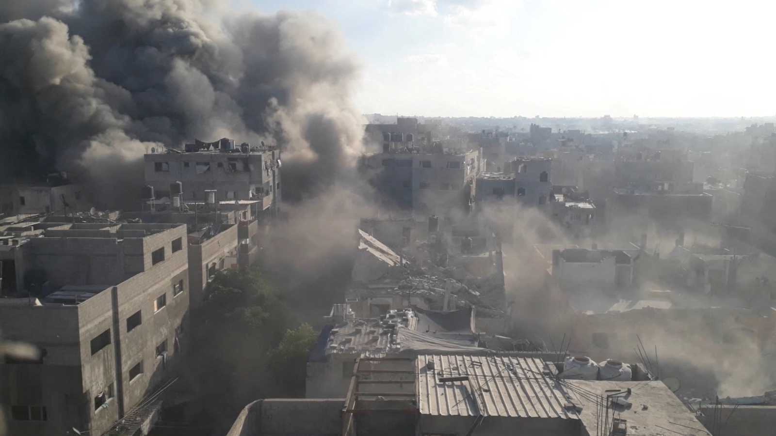 الجيش الإسرائيلي يقصف المناطق الشرقية وسط وجنوب قطاع غزة