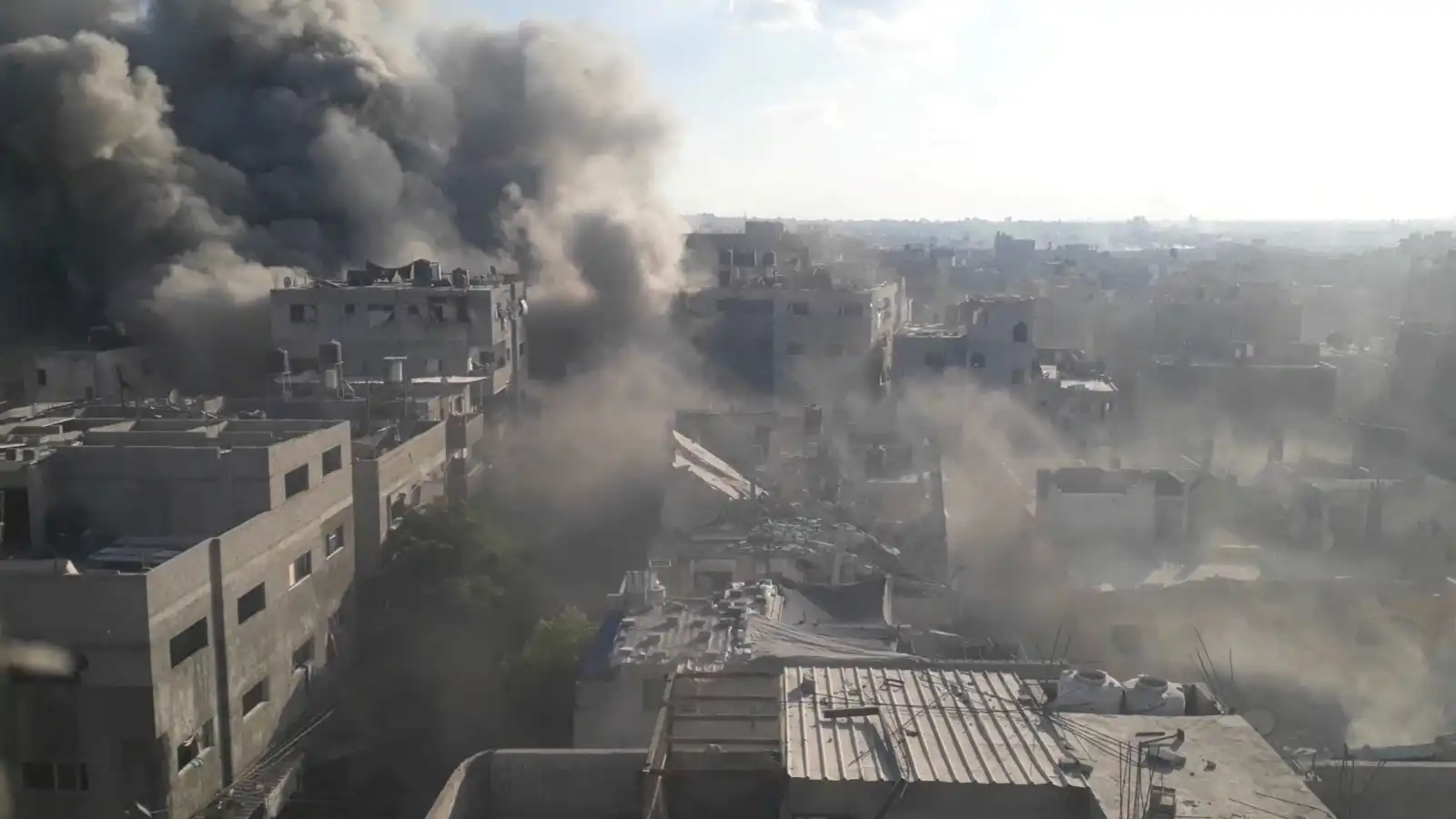 الجيش الإسرائيلي يقصف المناطق الشرقية وسط وجنوب قطاع غزة