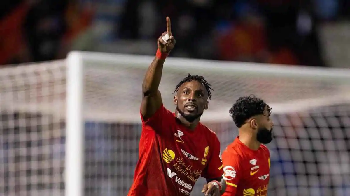 ضربة معلم.. وحش القادسية يرعب كريستيانو رونالدو وبنزيما