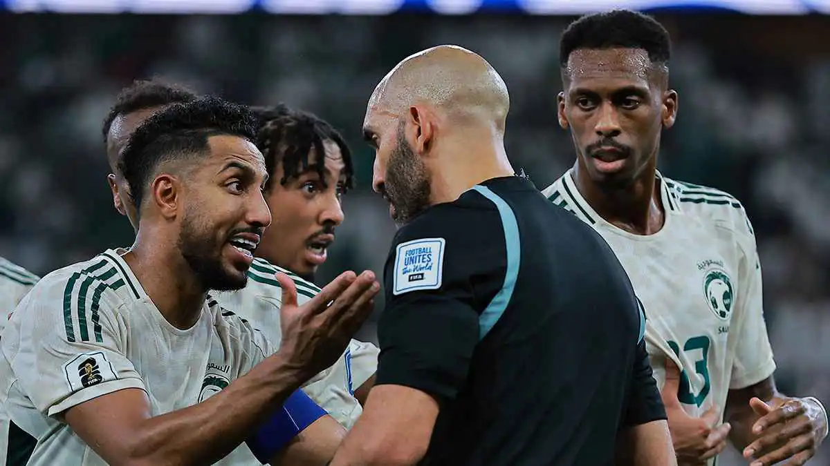 3 ضربات جزاء وطرد.. الحكم أحمد العلي يفجر جدلا في مباراة السعودية وإندونيسيا