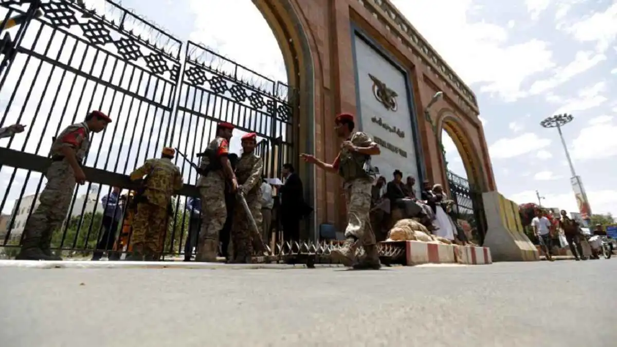 مزاد في صنعاء يفضح العجز.. الحوثيون يبيعون "ممتلكات هادي" لتغطية أزمتهم المالية