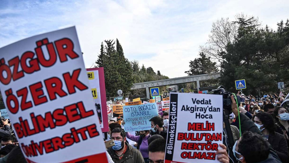 تظاهرة طلابية احتجاجا على تعيين أردوغان أحد المقربين منه رئيسا لجامعة البوسفور (فيديو)