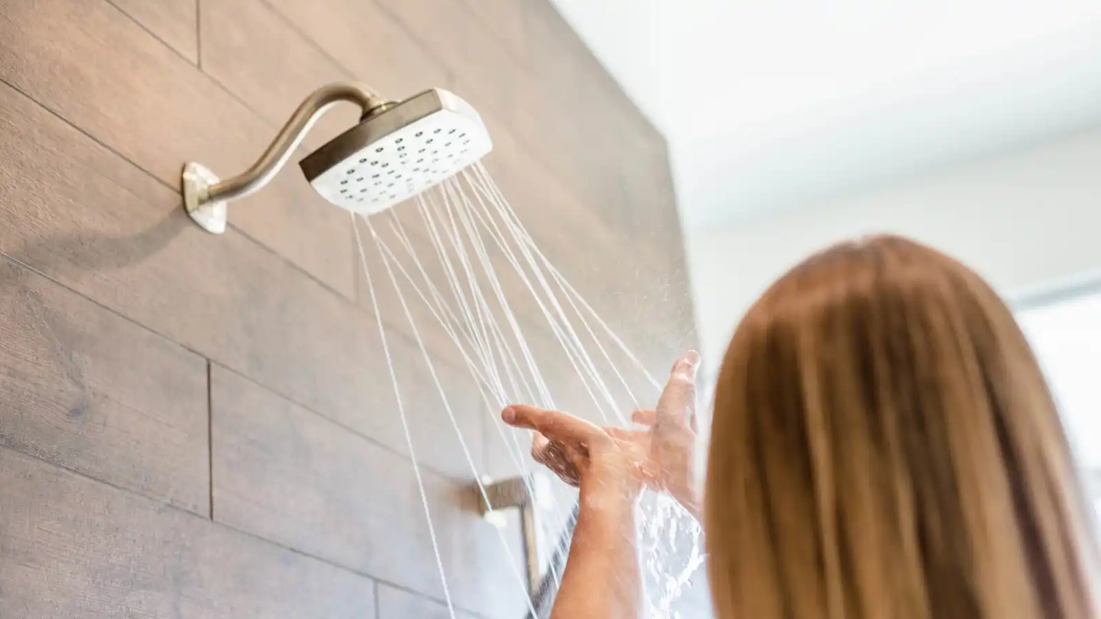 الاستحمام بالماء البارد قبل النوم في الصيف.. هل هو مفيد؟